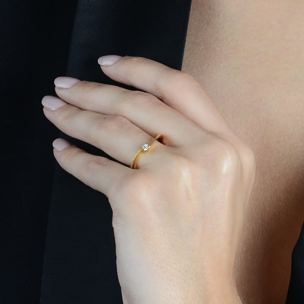Anel Dourado Solitário Delicado com Zircônia, imagem 2