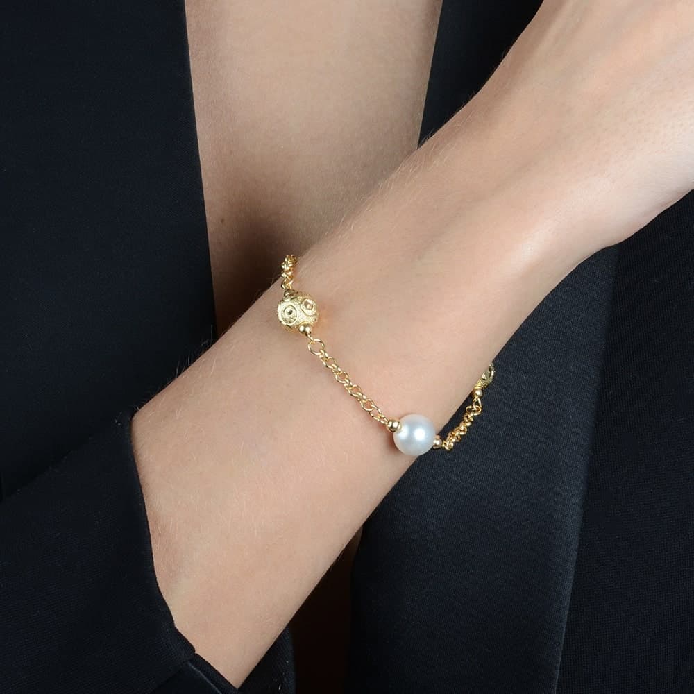 Pulseira Dourada Elo Português com Pérolas e Esferas Vazadas, imagem 2