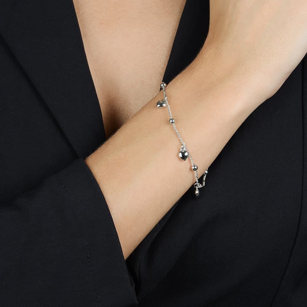 Pulseira Prateada com Pingentes de Coração e Esferas, imagem 2